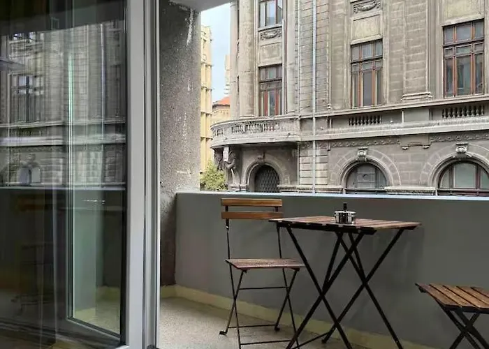 Double Near Square 2 Balconies 公寓